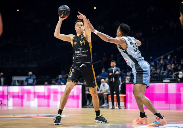 雄踞这一排 雄踞这一排